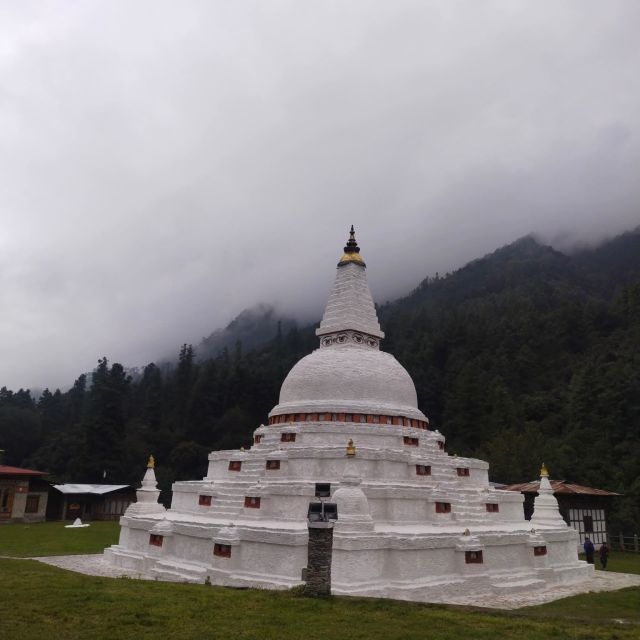 Chendebji Chorten, Bhutan's serene landmark, is a Buddhist stupa nestled amidst lush forests. Its whitewashed walls and unique architecture exude spiritual tranquility, inviting pilgrims and visitors alike to contemplate.
.
.
.
.
.
.
.
#heavenlybhutan #heavenlybhutantravels #chendebjistupa #trongsabhutan  #bhutantrip #travelwithHBT #visitbhutan2024
